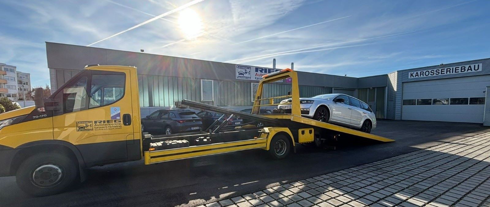 Gelber Abschleppwagen